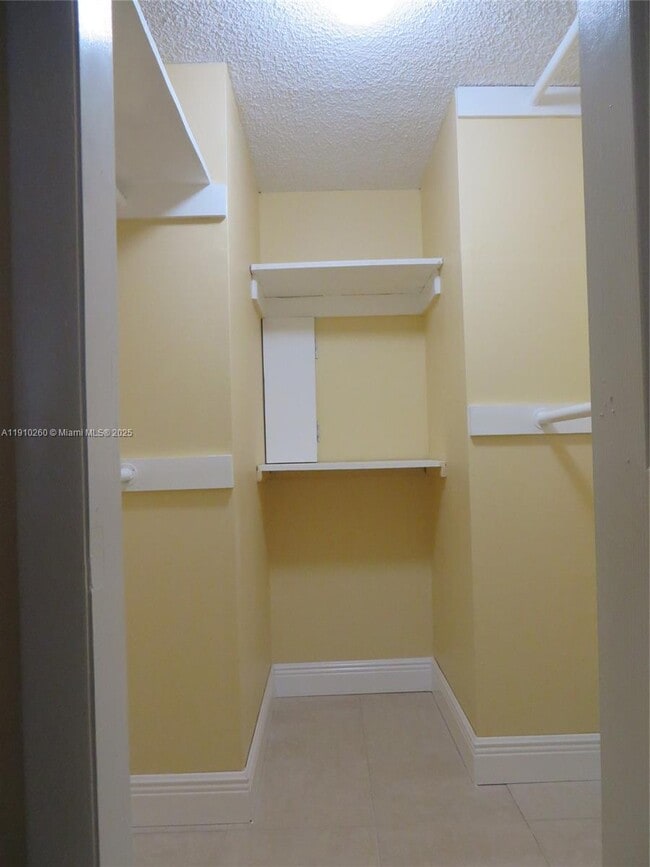 Building Photo - 220 SW 9th Ave