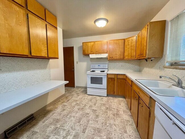 Building Photo - Spacious 3 Bedroom, 1.5 Bathroom Home in G...
