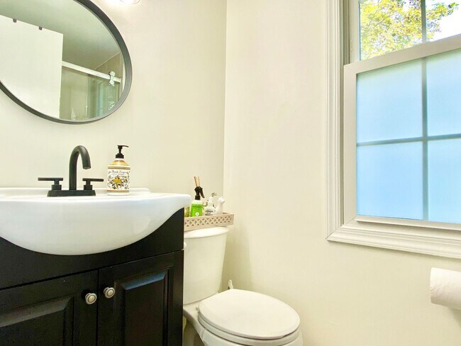 Building Photo - Amazing 4 Bedroom 2 Bathroom! Large Lot!  ...