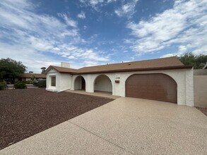 Building Photo - Spacious 3 Bedroom + Den Near Phoenix Country Club
