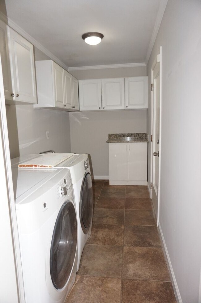 Building Photo - Spacious 5 bed 3 bath home located in Marietta