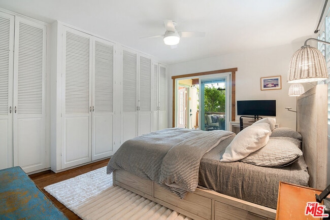 Building Photo - 543 N Las Palmas Ave