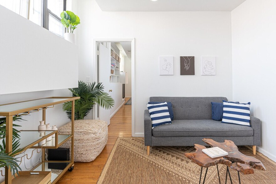 Building Photo - 735 10th Ave