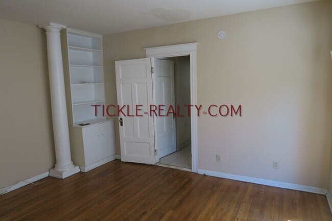 Building Photo - 368 Alexander St