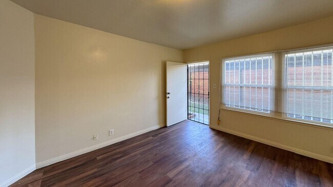 Building Photo - 4253 1/2 S Centinela Ave-
