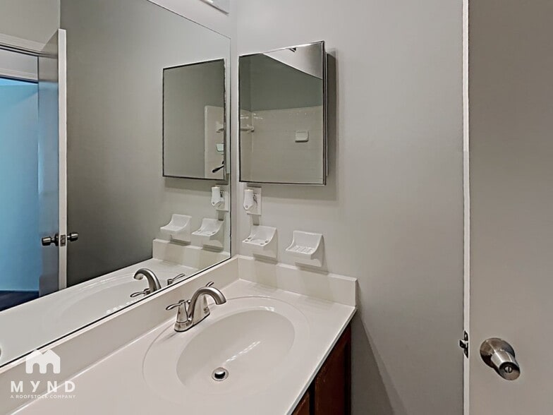 Building Photo - 6454 Eastbriar Dr