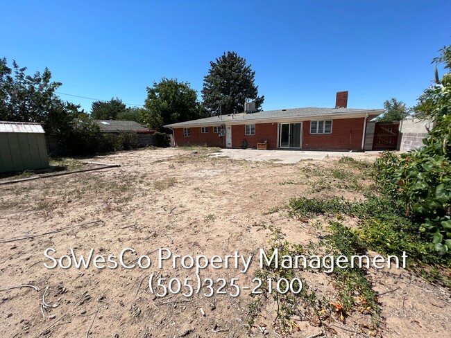 Building Photo - 3 Bedroom 2 Bath, Newer Flooring, Paint & ...