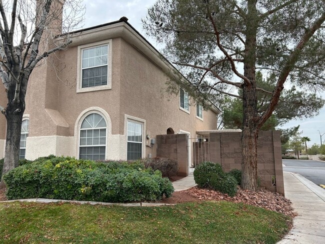 Building Photo - 2 story townhouse