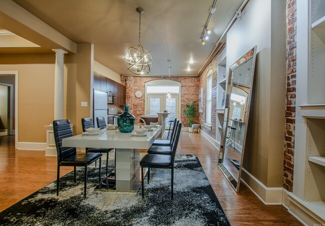 Building Photo - 612 Center St