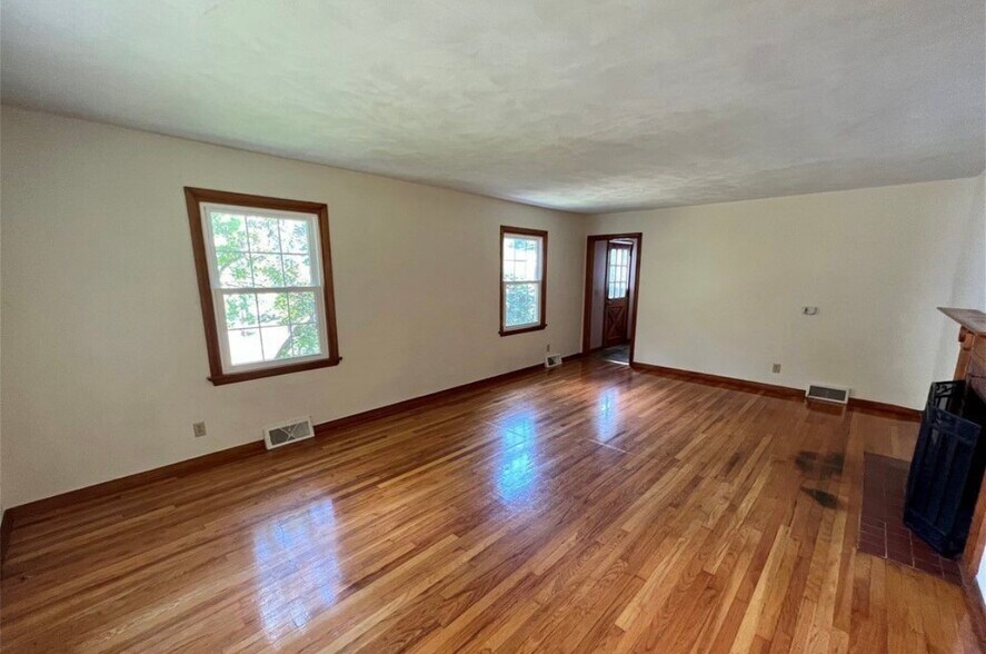 Building Photo - 4 Pinecrest Dr