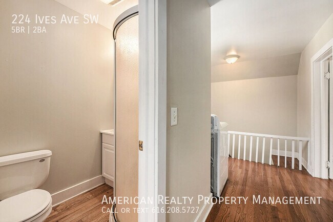 Building Photo - 224 Ives Ave SW