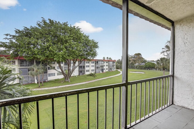 Building Photo - 830 S Hollybrook Dr