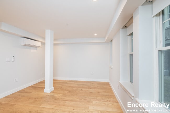 Building Photo - 288 Chestnut Hill Ave