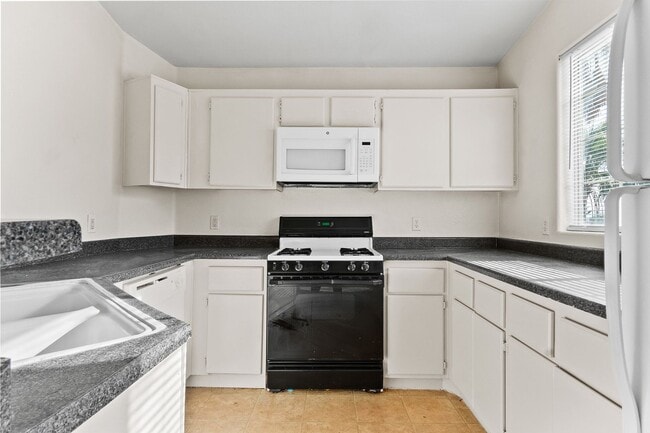 Building Photo - 2nd Floor Condo in a Gated Northeast Commu...