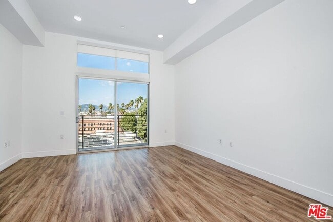 Building Photo - 453 S Kenmore Ave