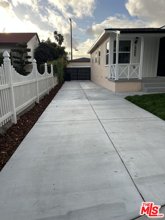 Building Photo - 15605 Berendo Ave