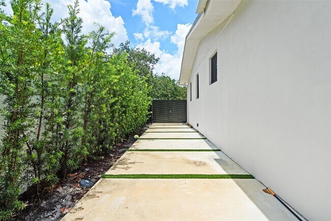 Building Photo - 56 Whitethorn Dr