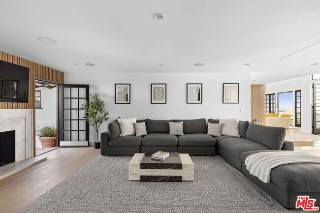 Building Photo - 3909 Villa Costera