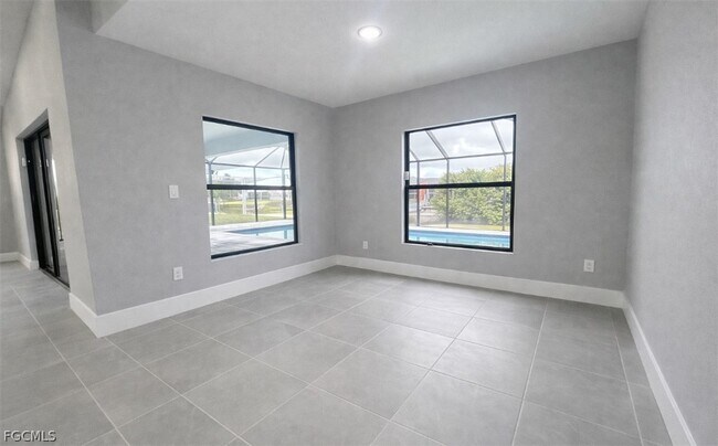 Building Photo - 529 SE 7th St