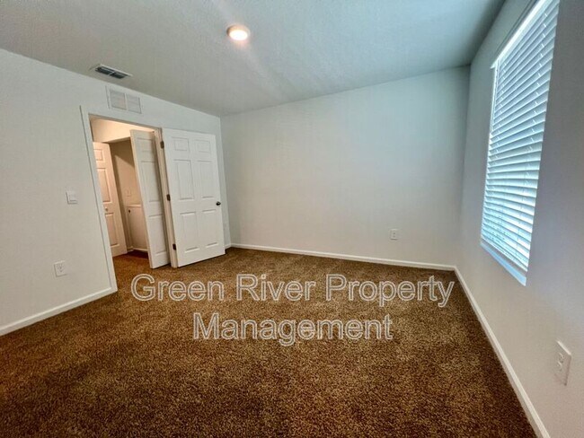 Building Photo - 827 Rivertree Pl