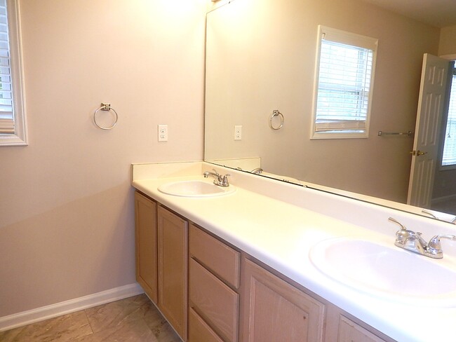 Building Photo - 211 Bridgepath Dr