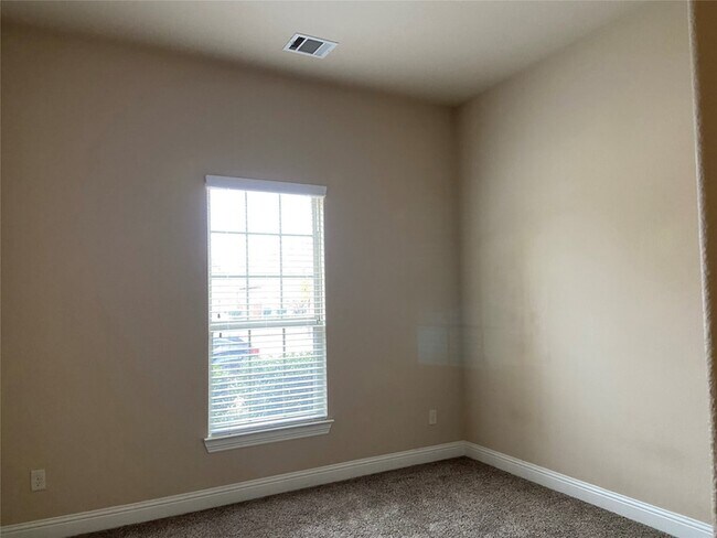 Building Photo - 686 Pendle Forest Dr