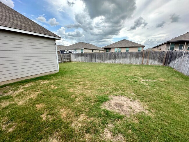 Building Photo - Room for the family!