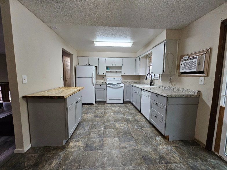 Building Photo - 411 S Pierce Rd