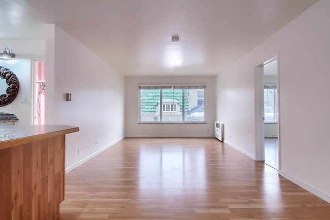 Building Photo - Large Condo in Cap Hill Area!