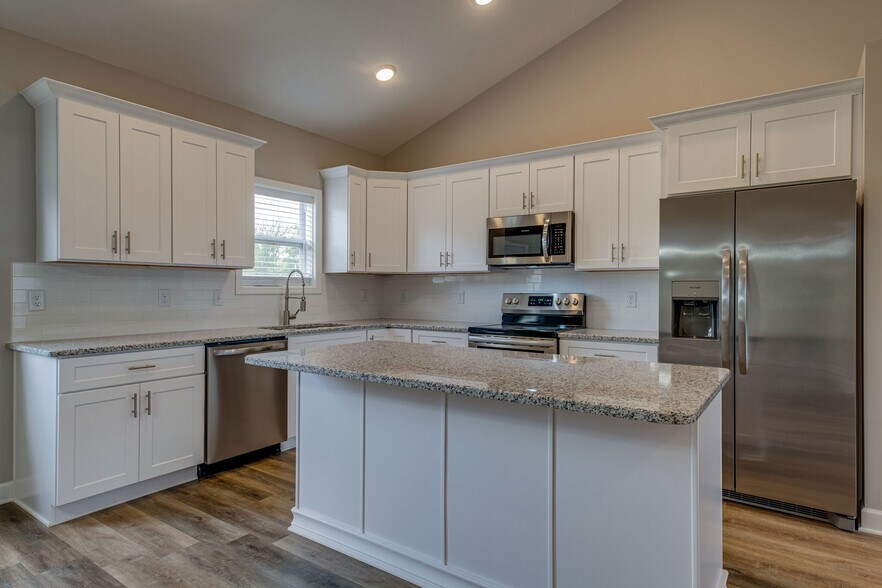 Building Photo - 648 S Tunnel Rd