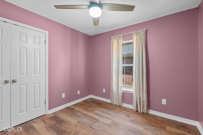 Building Photo - Check Out this 4 bed 2 bath