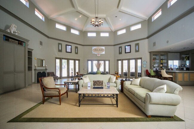 Building Photo - Spacious 2/2 unit becoming available July ...