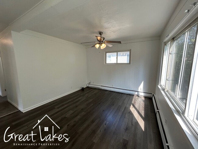 Building Photo - Stunning 3 Bedroom 1 Bathroom now availabl...