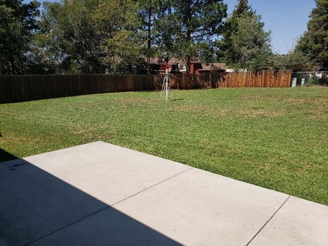 Building Photo - Nice 4 bedroom, 2 bath split level home