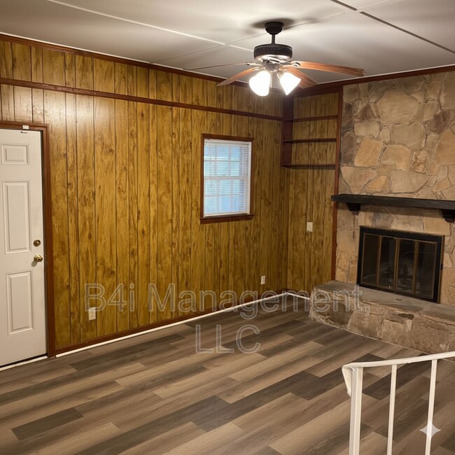 Building Photo - 2528 Burbank Pl