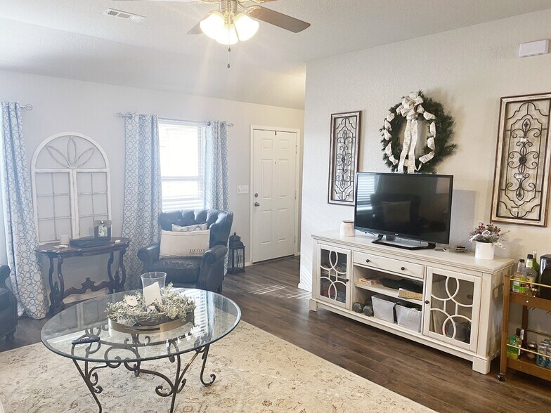 Lots of natural light! - 1292 S Kingfisher Ln