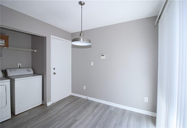 Building Photo - 957 Oak St SW