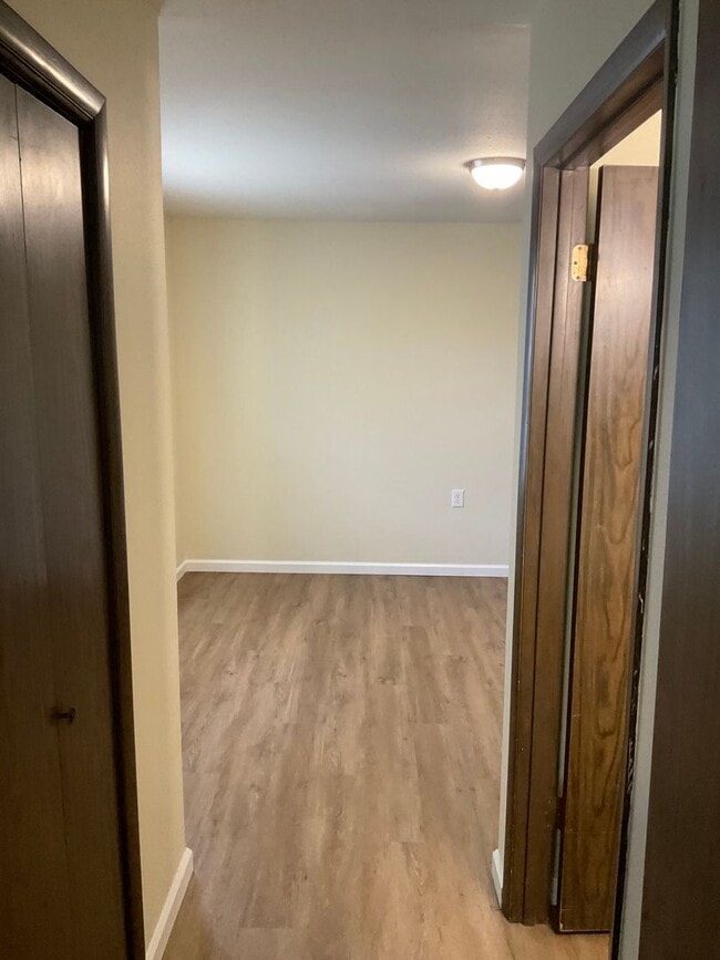 Building Photo - Deepwater Apartments