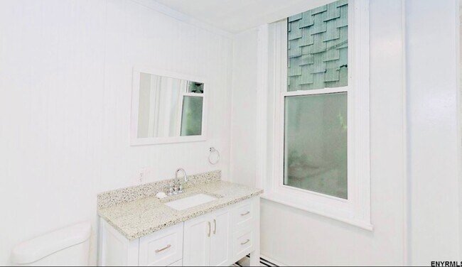 Building Photo - 807 3rd Ave
