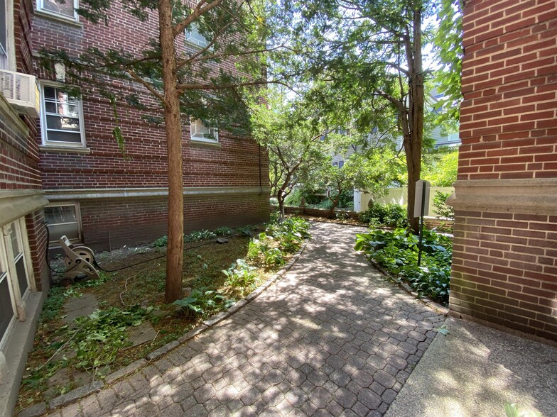 Building Photo - 1699 Cambridge St