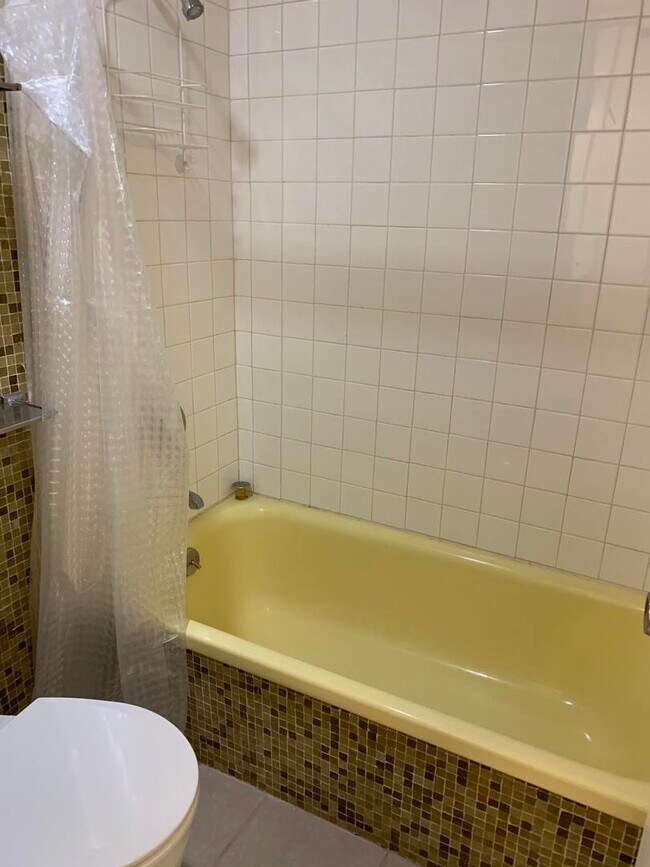 Building Photo - 300 N State St