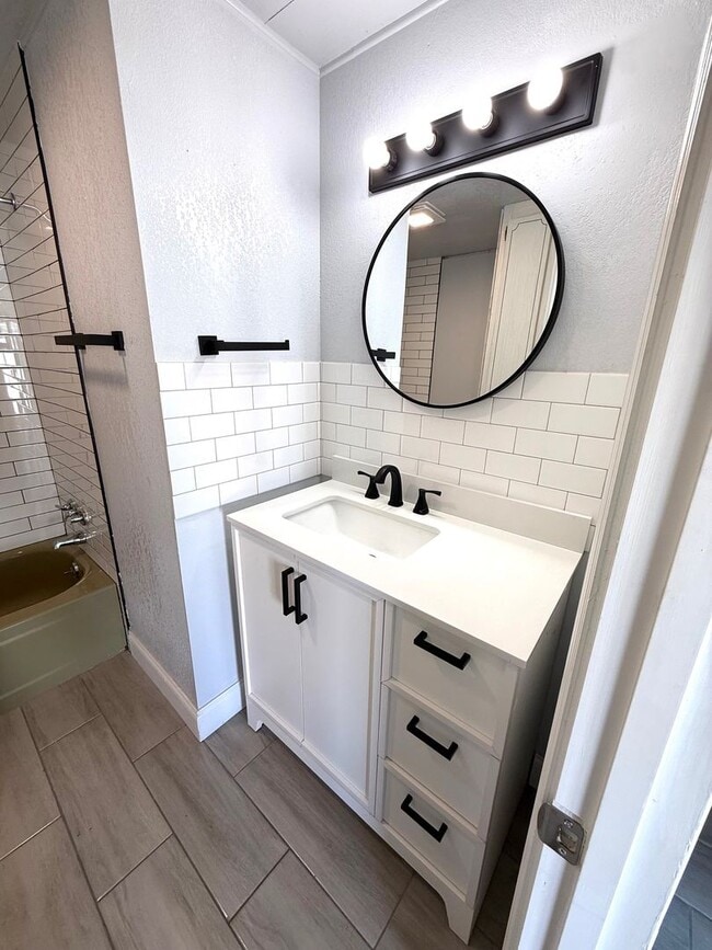 Building Photo - Charming Renovated 2-Bed / 1-Bath Mobile Home for Rent in Bradenton – Available Now!