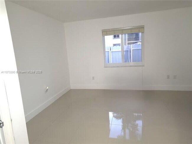 Building Photo - 1120 NW 124 Pl