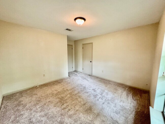 Building Photo - Spacious 3BR Home in Broadmoor | Huge Backyard + Gated Driveway