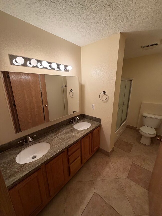 Building Photo - Condo For Rent!