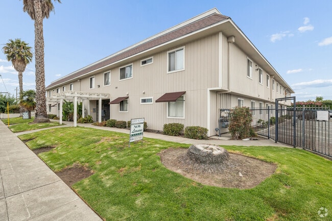 Building Photo - Tehama Palms Villa
