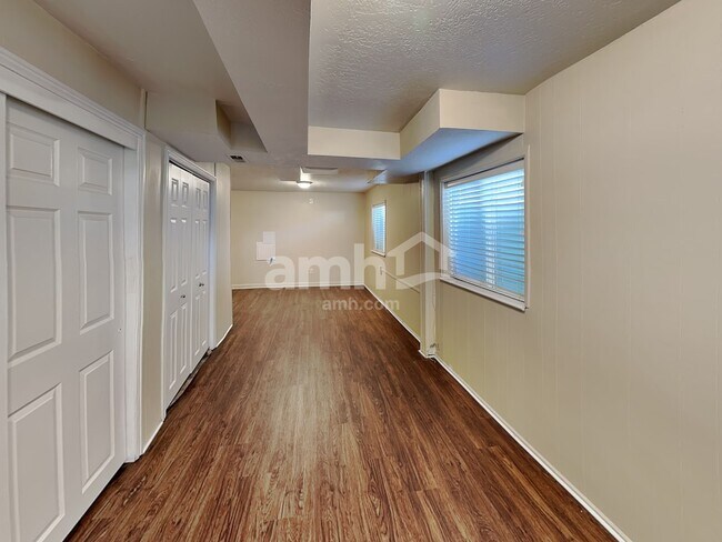 Building Photo - 1872 W Sir Charles Dr