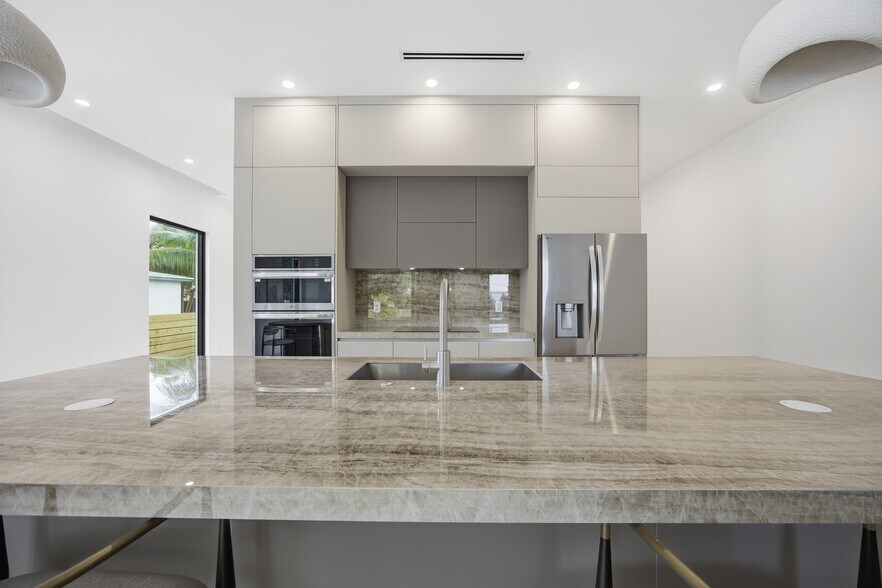 Building Photo - 1319 NE 13th Ave