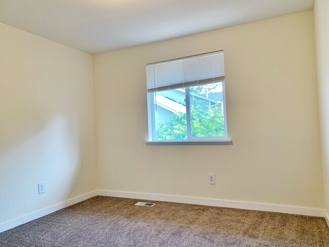 Building Photo - Bright and airy 4 bed!