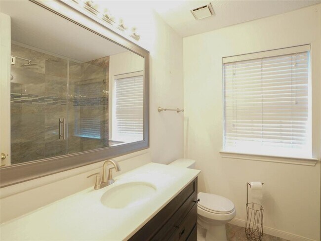 Building Photo - 16322 Red Oak Dr